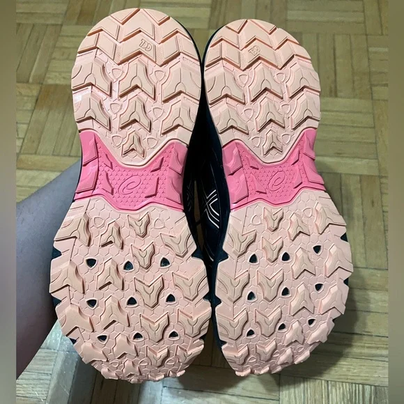 ASICS shoes - Picture 4 of 5